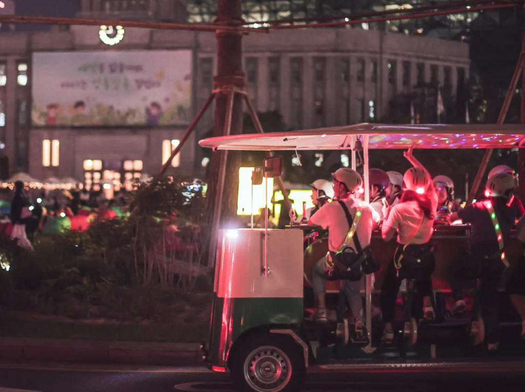 Seoul Tram passing by Seoul City hall at night. / 밤에 시청 앞을 지나가는 서울전차.