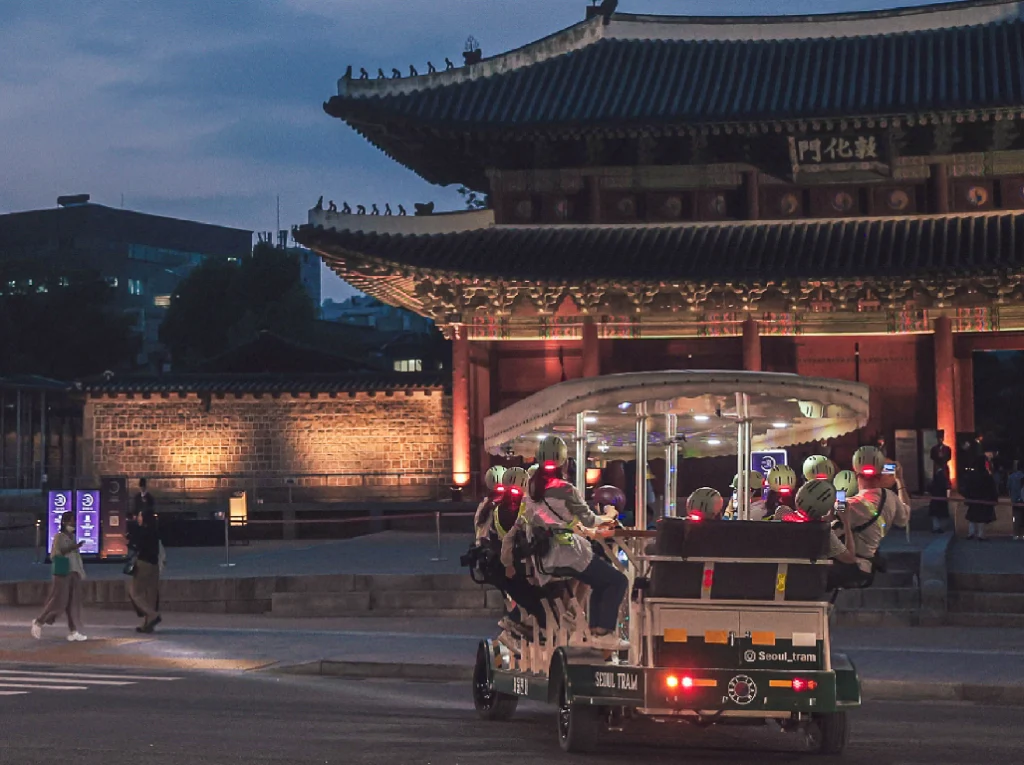 Seoul Tram passing by Changdeokgung Palace at night. / 밤에 창덕궁 앞을 지나가는 서울전차.